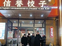 Пациенты медицинского центра Жуйкан из Нефтеюганска перед ужином в ресторане